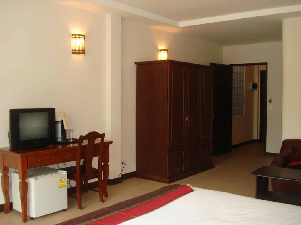 Tropicoza Hostel Patong Phòng bức ảnh