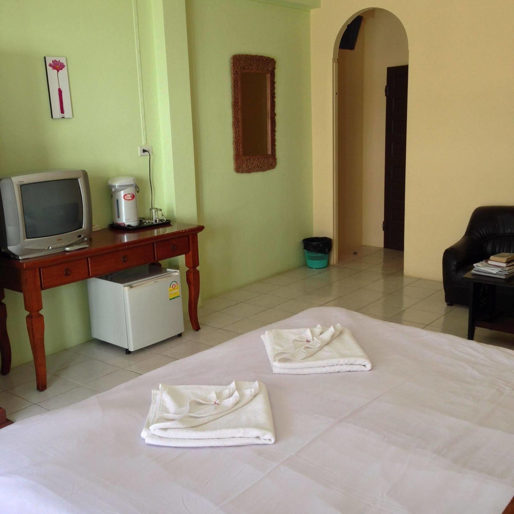 Tropicoza Hostel Patong Ngoại thất bức ảnh