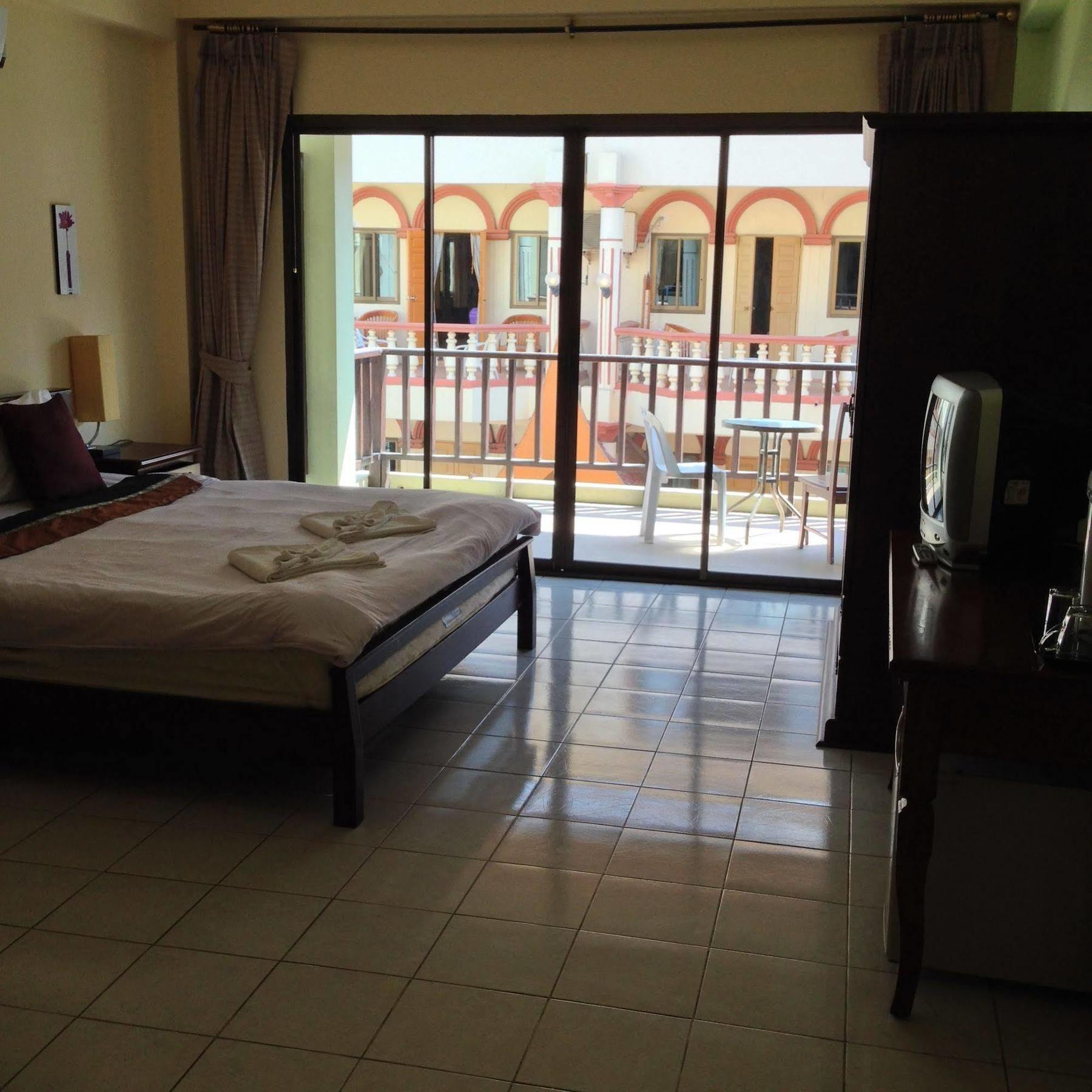 Tropicoza Hostel Patong Ngoại thất bức ảnh